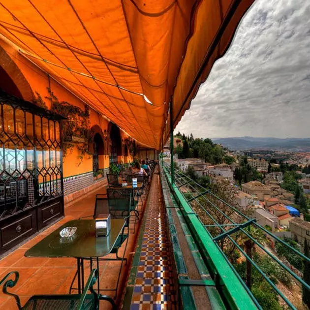 Terrasse på Hotel Alhambra Palace