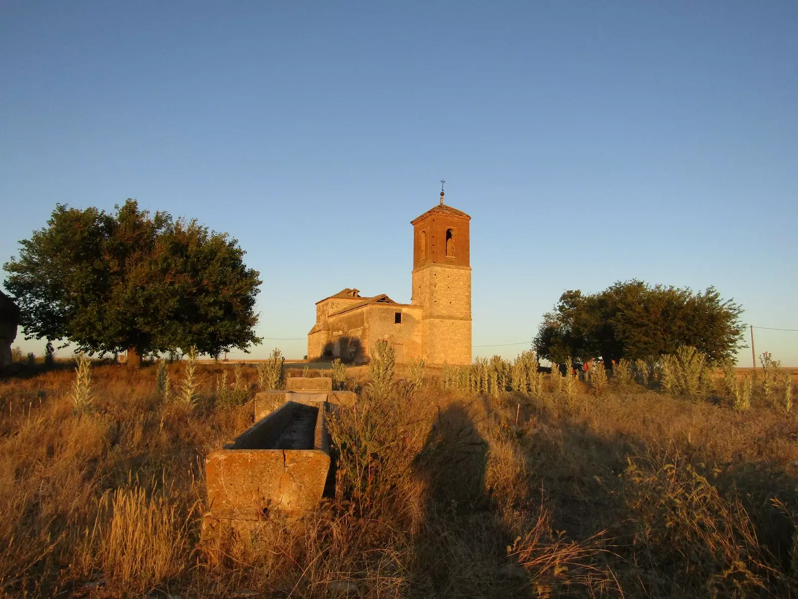 Accanto alla chiesa troviamo un abbeveratoio a forma di croce.