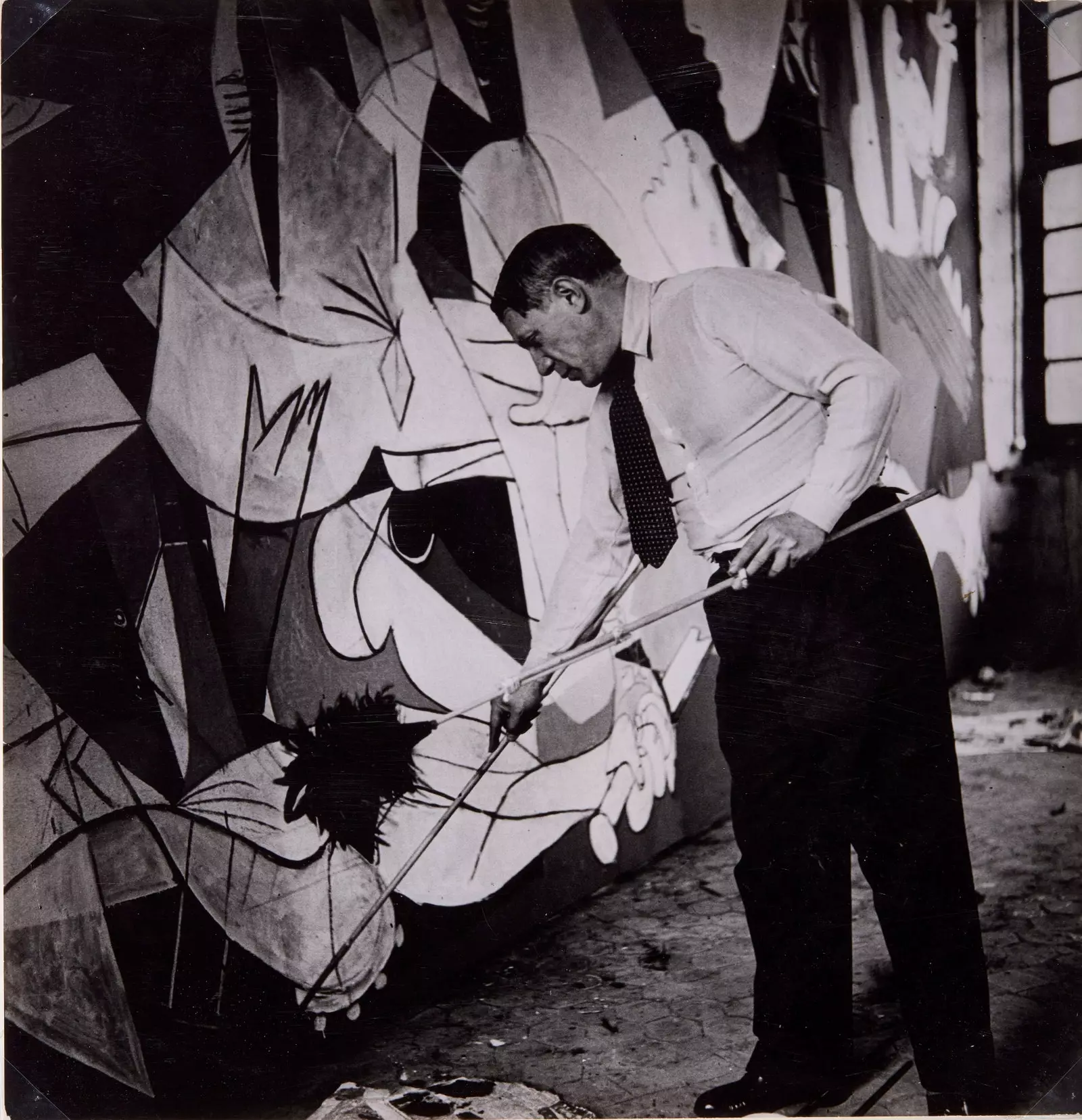 Pablo Picasso trabalhando em Guernica em sua oficina no GrandsAugustins MaioJunho 1937 Foto Dora Maar. Museu Nacional...