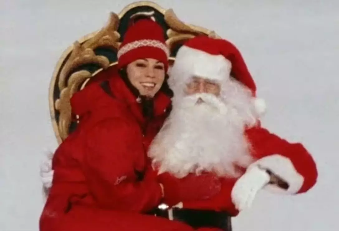 Tá amhrán Mariah chomh riachtanach le Santa