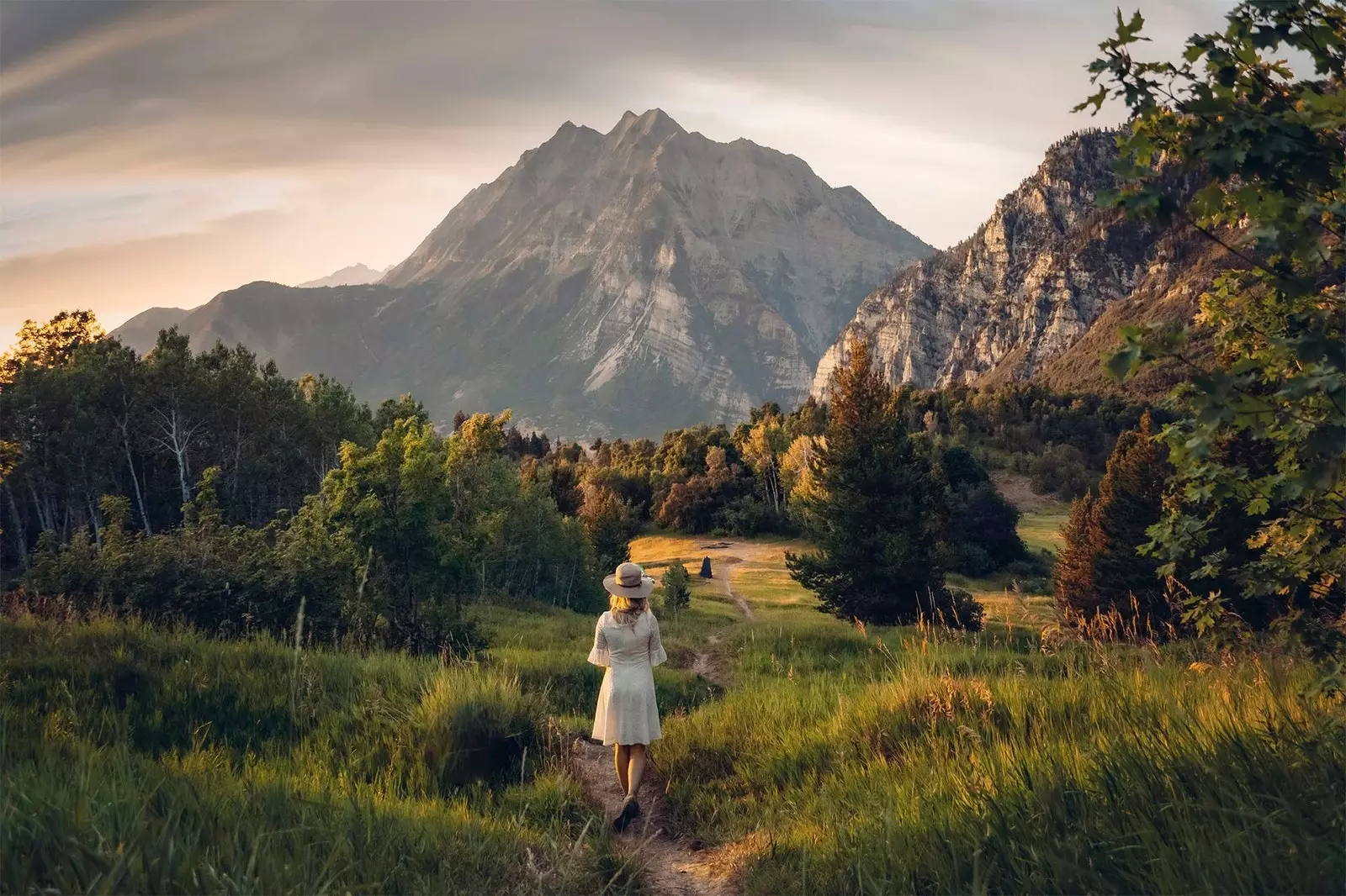 fille marchant dans la nature