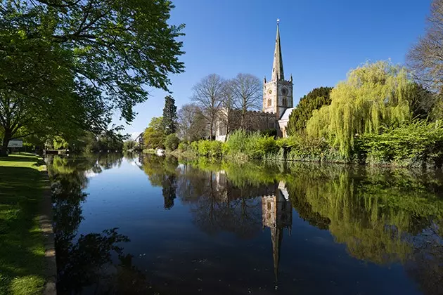 Holy Trinity Church vid floden Avon