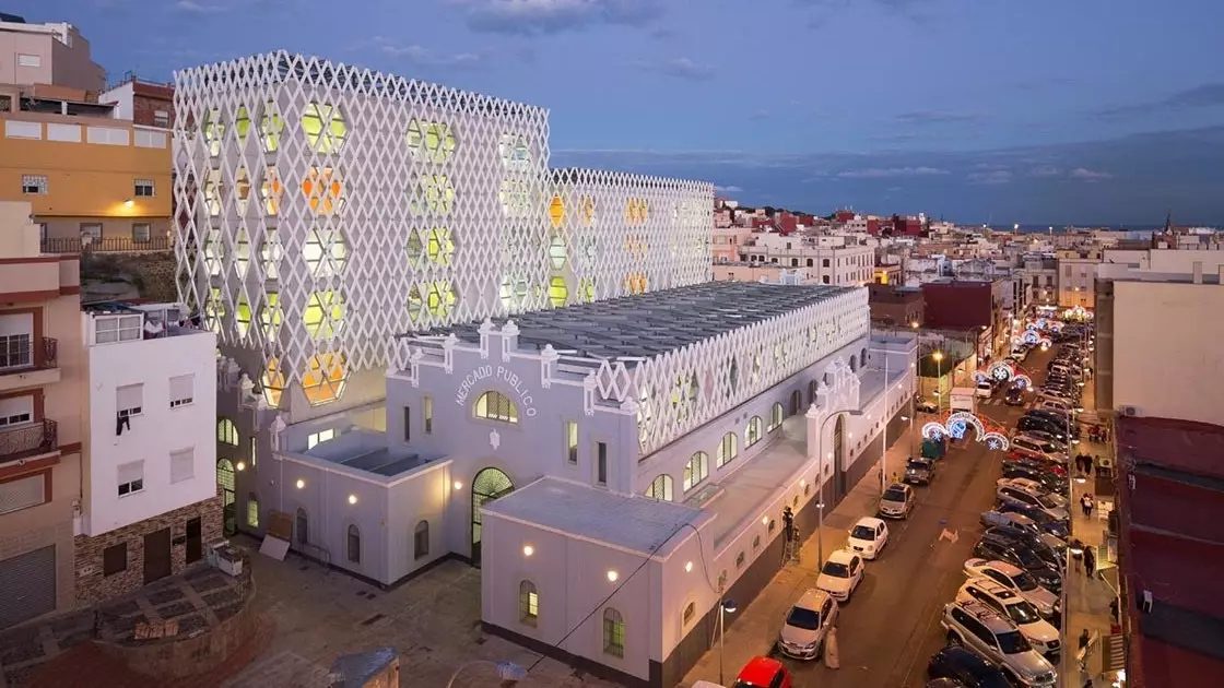 Architektura do rysowania mostów: nowa tożsamość Rynku Centralnego w Melilla