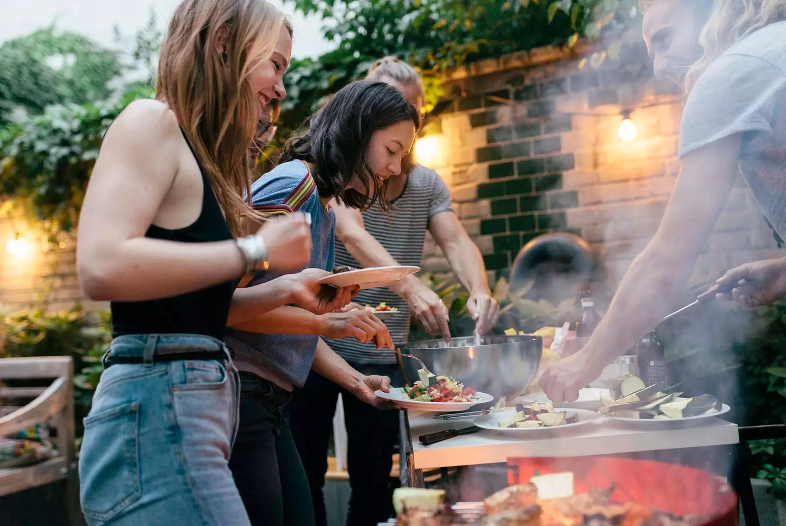 Frënn maachen Barbecue