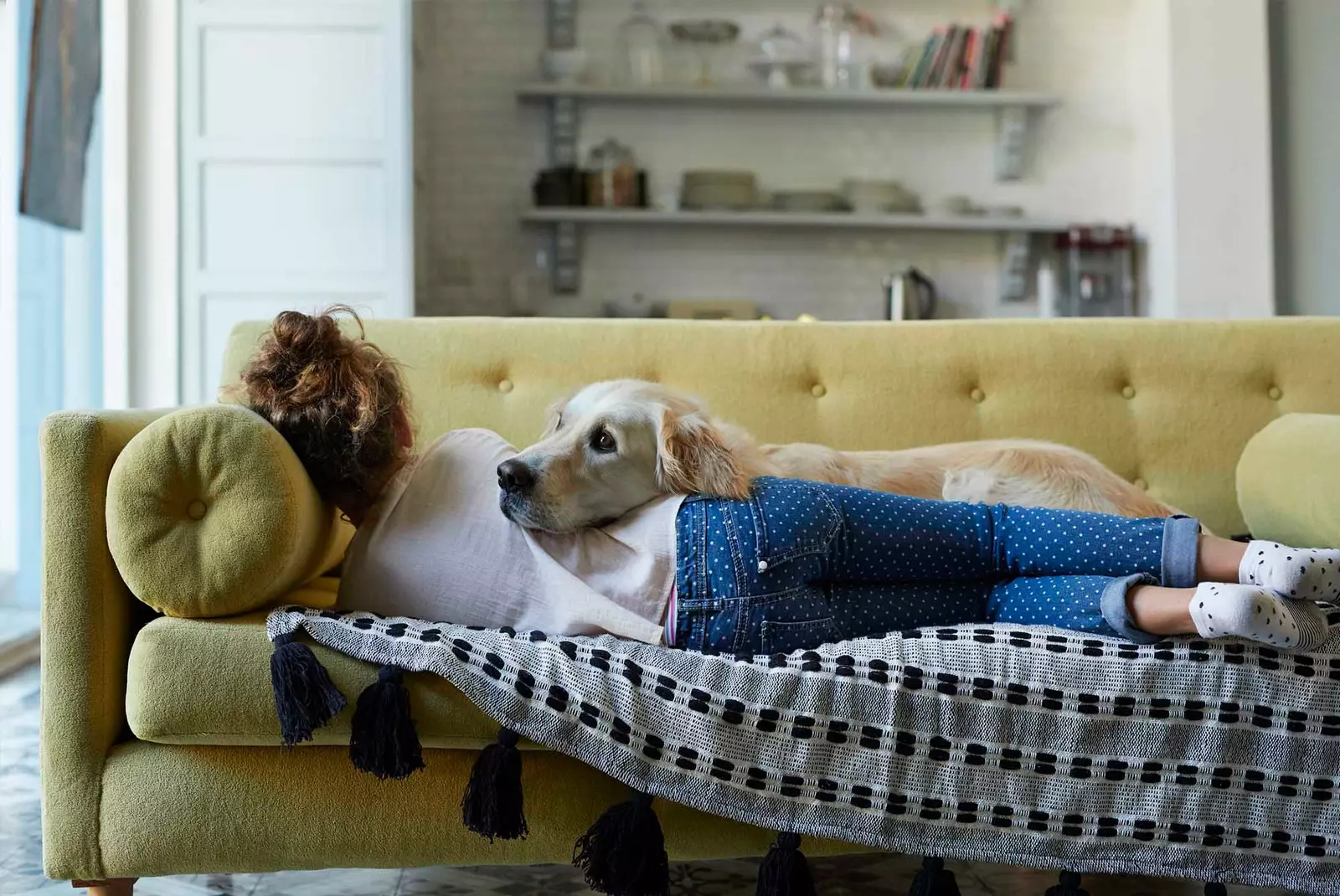 Mädchen schläft mit Hund auf dem Sofa