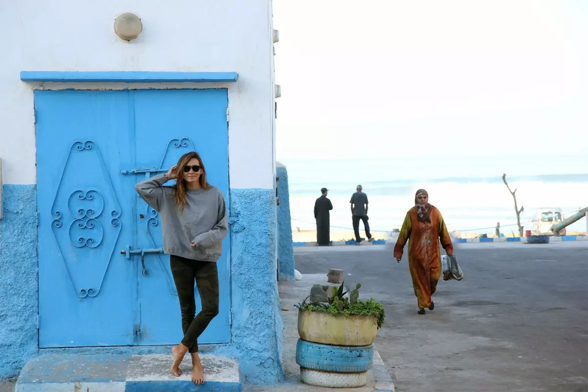 Surfer dans le désert marocain