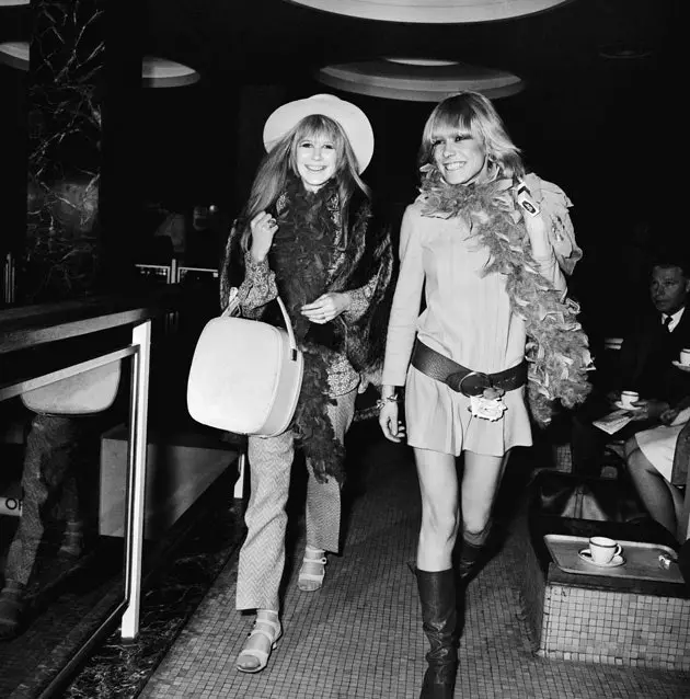 Marianne Faithfull ir Anita Pallenberg ruošiasi susitikti su savo vaikinais Stone Tanžere