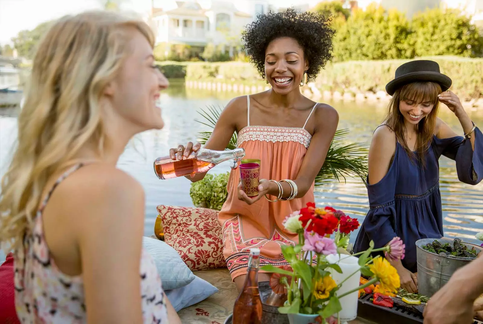 kvindelige venner fejrer en picnic med vin