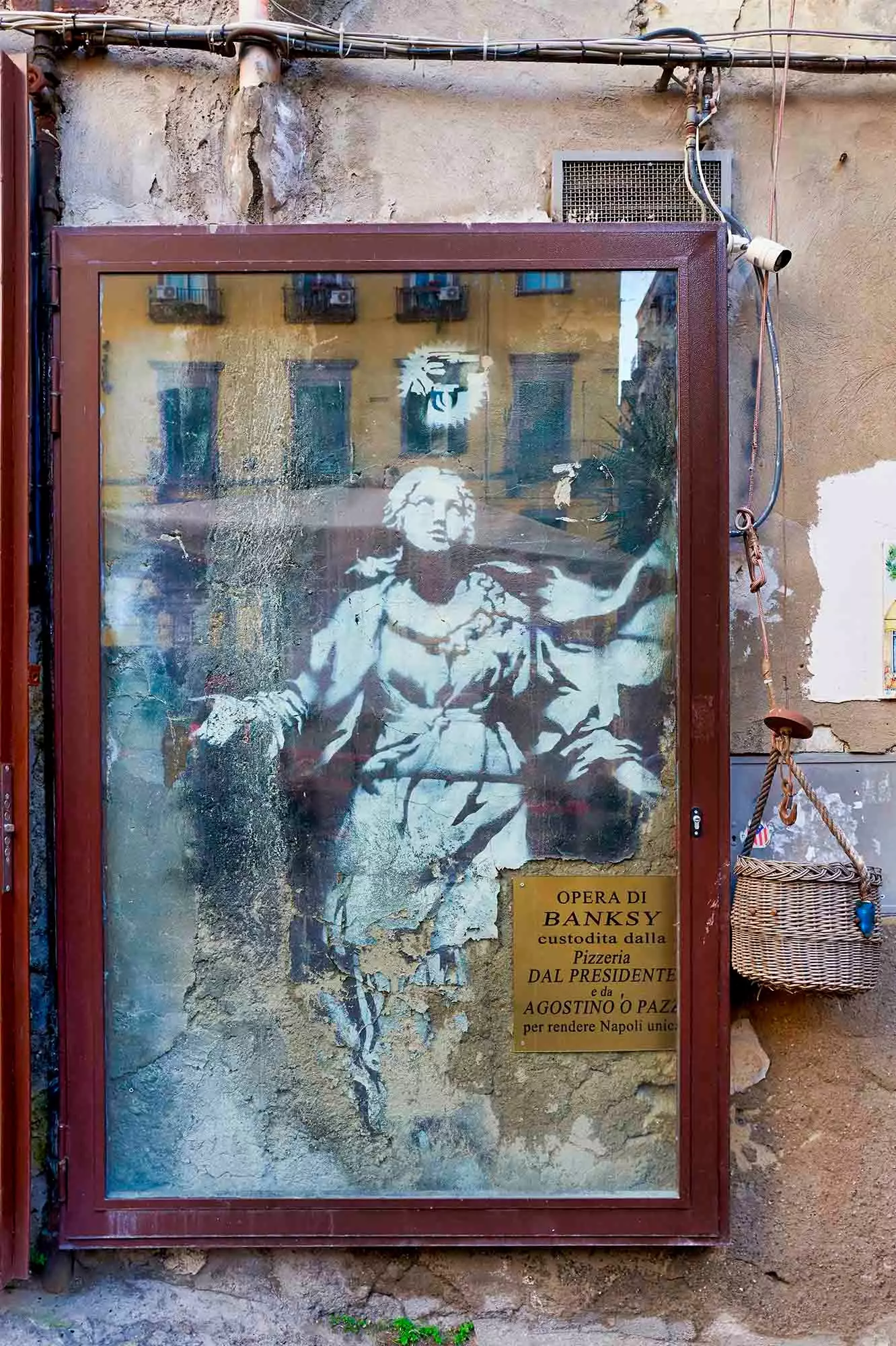 Banksy'nin Silahlı Madonna'sı