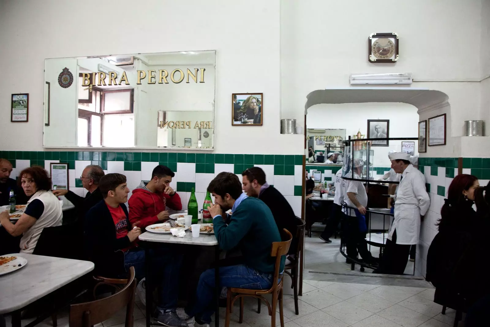 Napolissa sijaitsevan Da Michele-pizzerian sisustus.