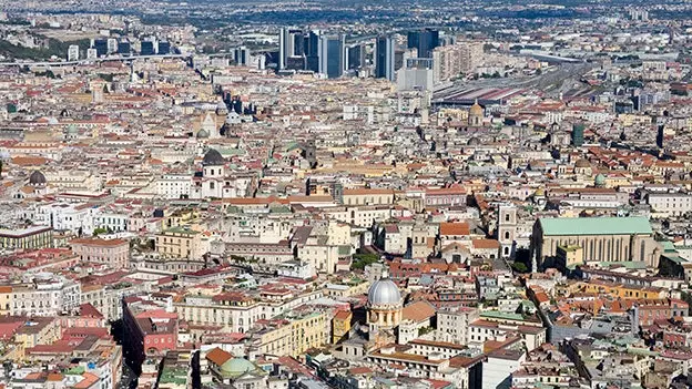 They discover a secret network of tunnels under Naples, used during the war