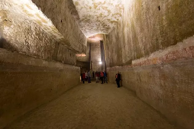 Neapolda yeraltı tunellər şəbəkəsini kəşf edirlər