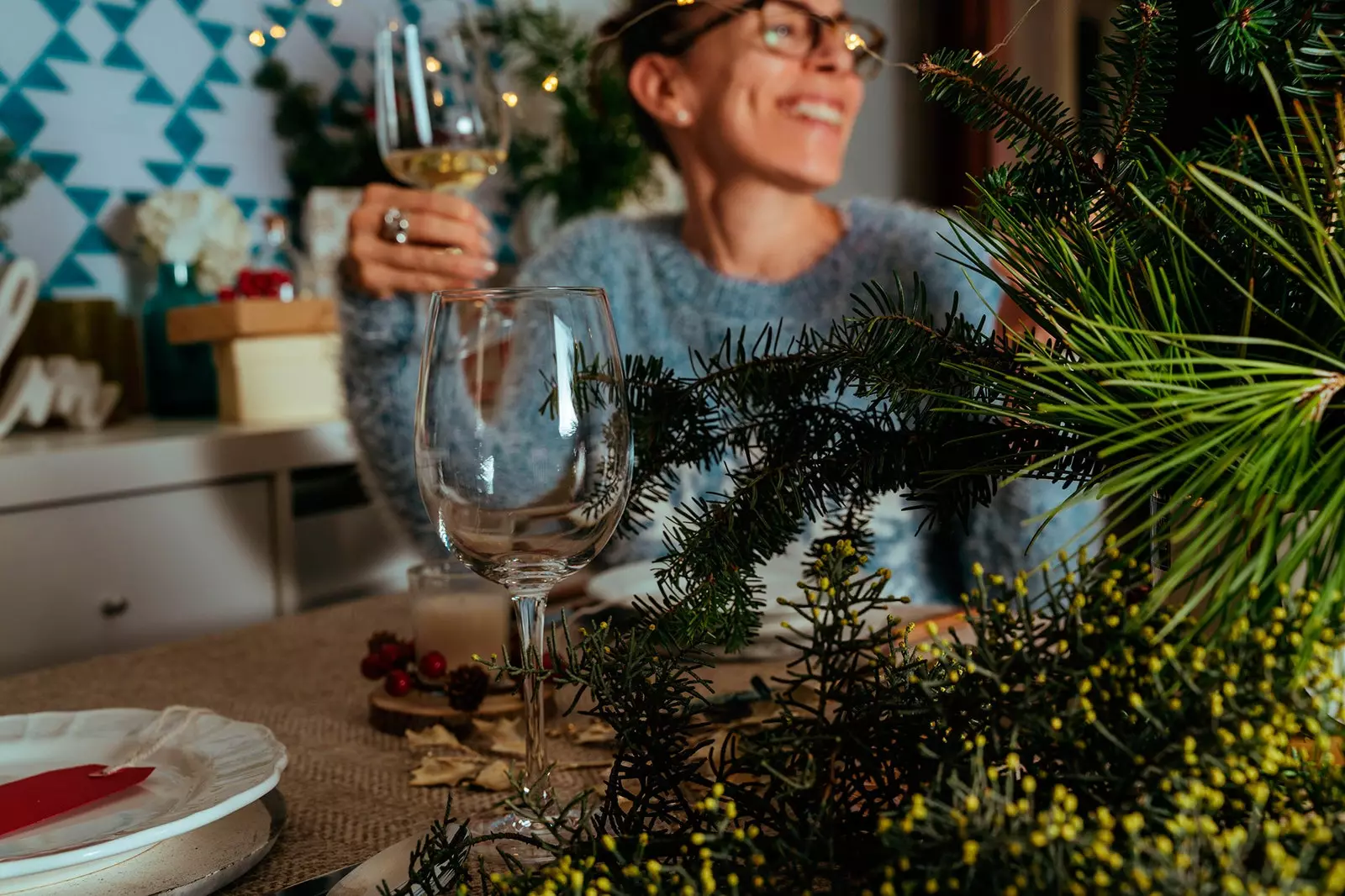 Kvinde fejrer jul med vin