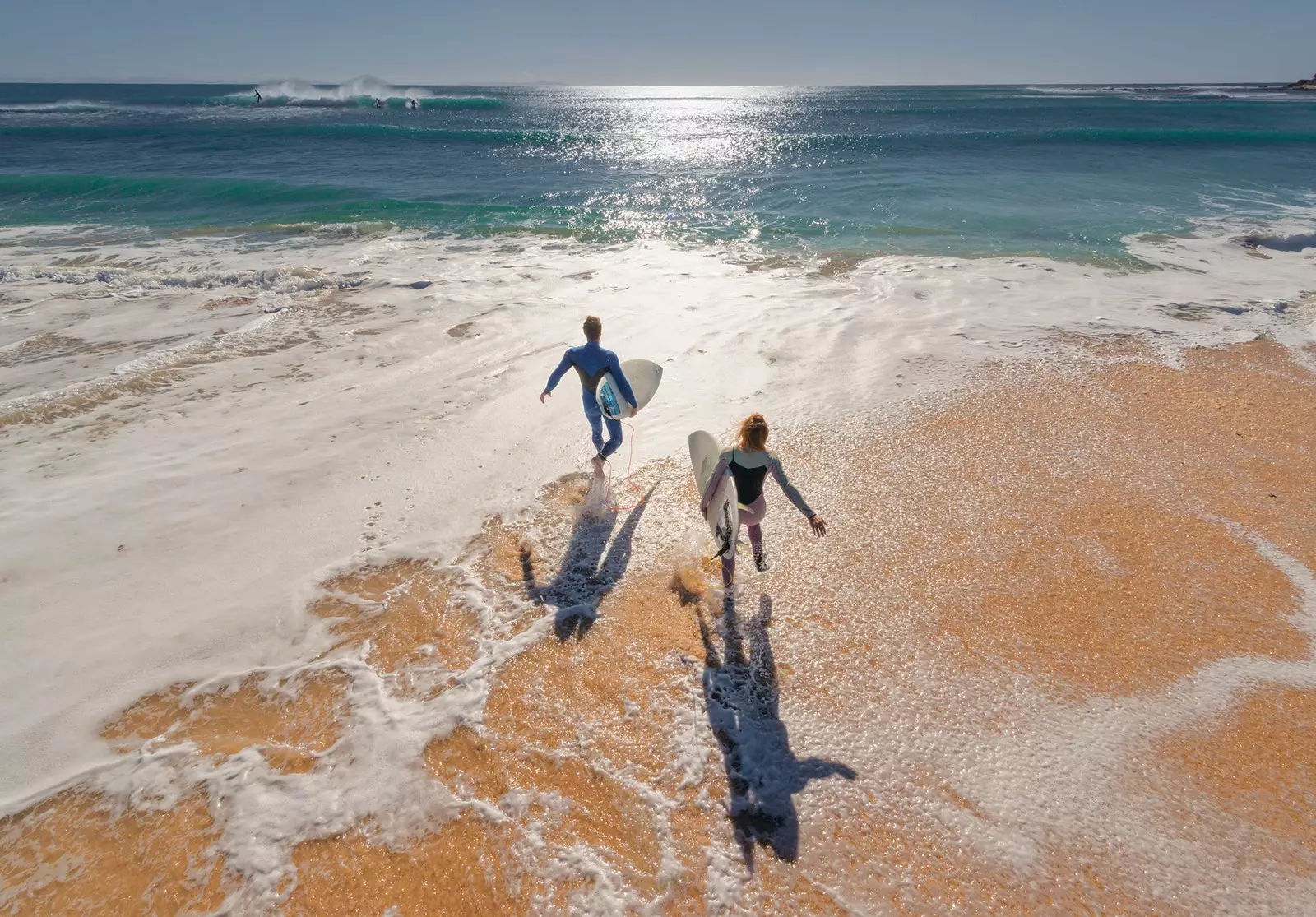 Twee surfers op het Andalusische strand