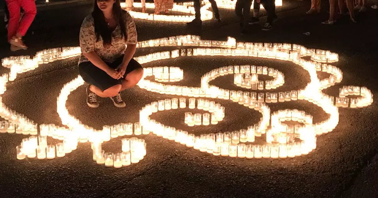 Plus de 25 000 bougies illuminent les rues de Guaro pendant le festival