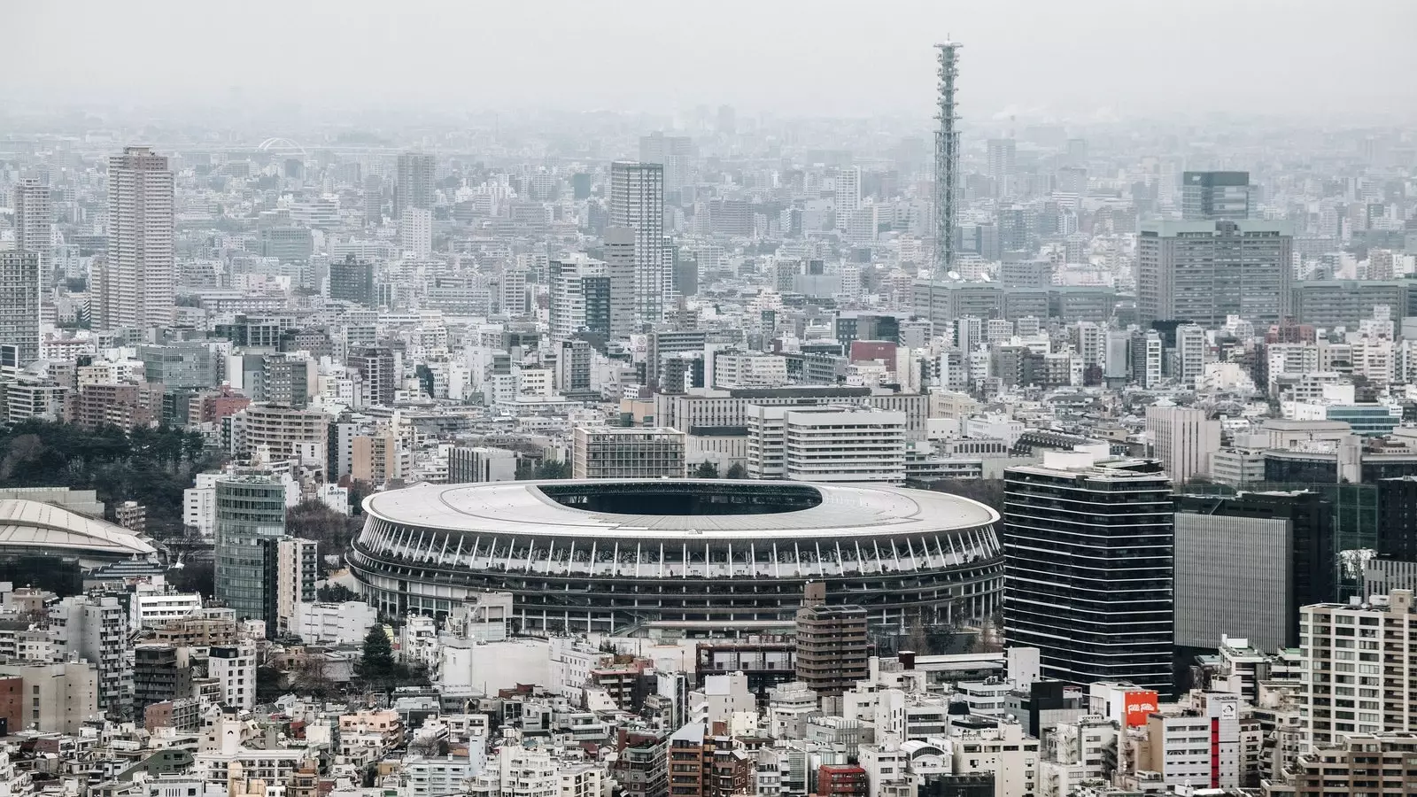 Şibuya Scramble Meydanı binasının müşahidə göyərtəsindən göründüyü kimi Tokio Olimpiya Stadionu.