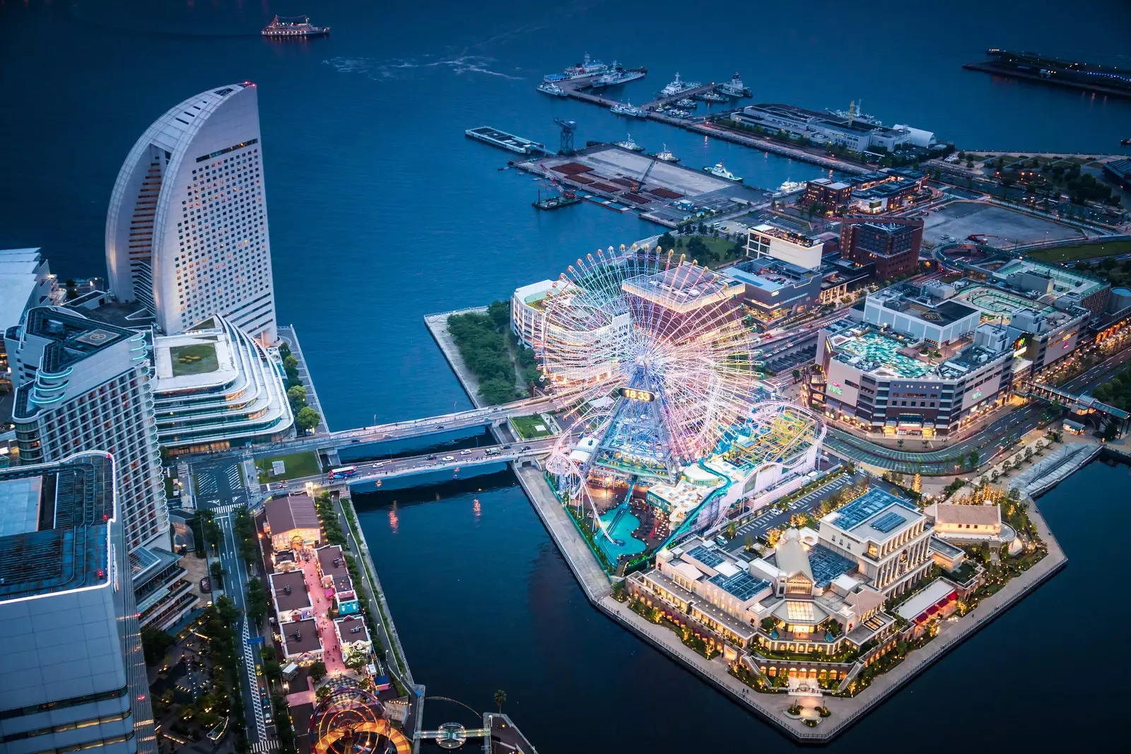 Blick auf die Bucht von Tokio und Minato Mirai 21, das zentrale Geschäftsviertel von Yokohama.