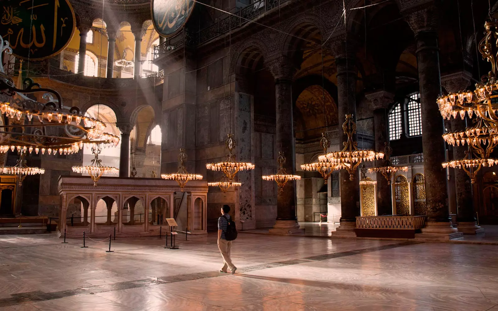 Stambula bez cilvēkiem greznība staigāt vienatnē pa Hagia Sophia