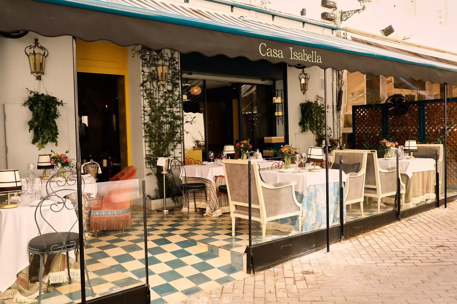 La terrazza a livello della strada di Casa Isabella