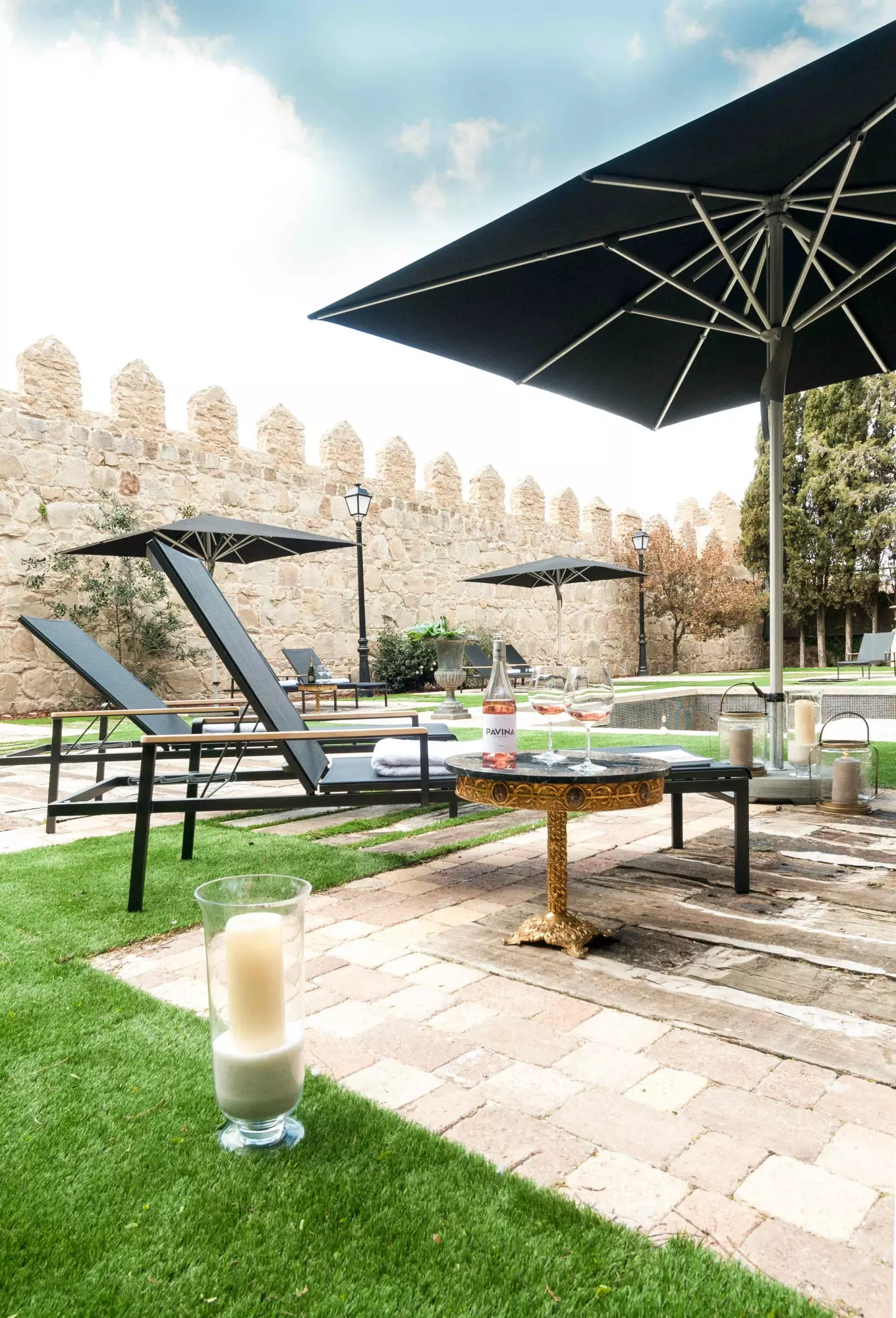 La piscina e i giardini della Casa del Presidente sono delimitati dal muro di Ávila.