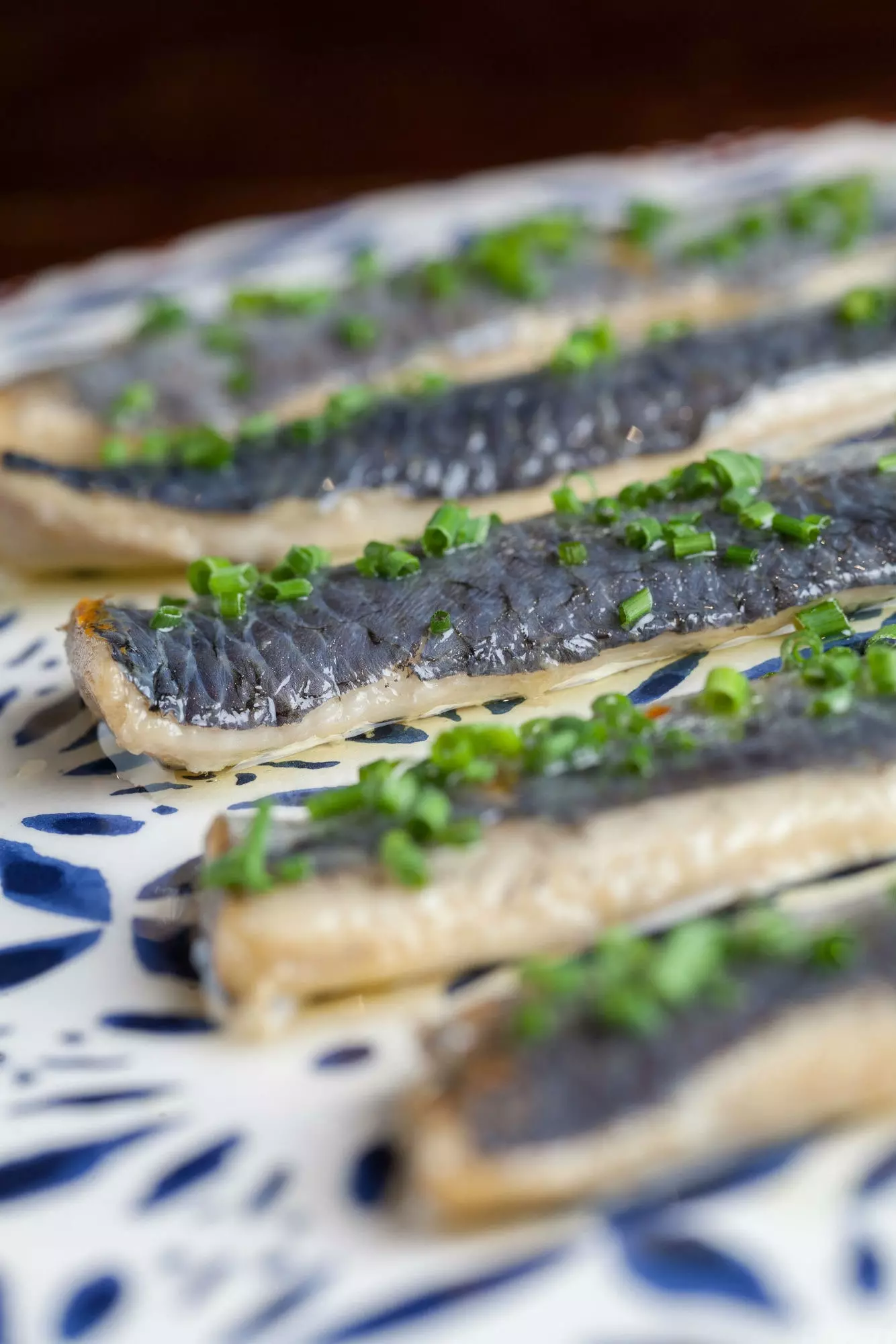 Farfurie cu sardine marinate de la Santoña în restaurantul hotelului La Casa del Presidente din Ávila.