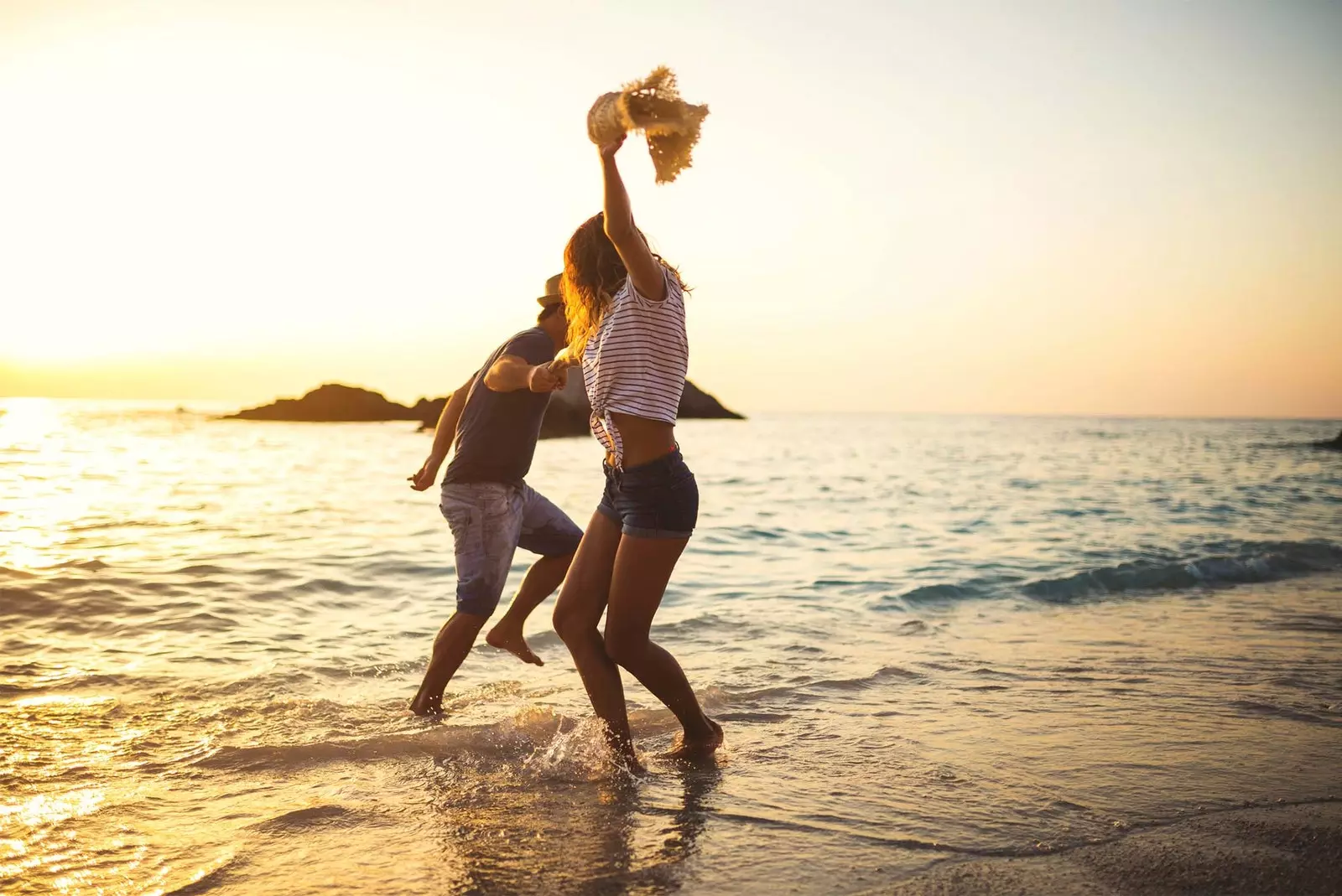 Par danser på stranden