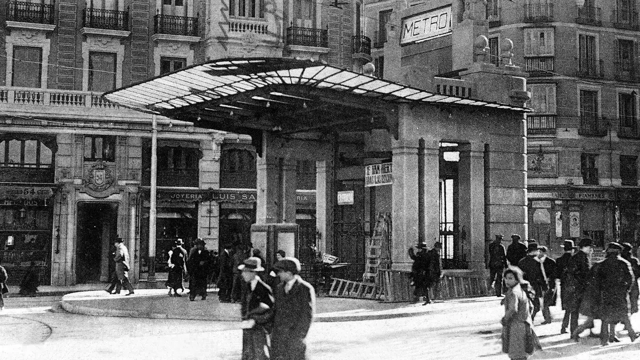 Le métro Gran Vía de Madrid montre à nouveau son pavillon de granit