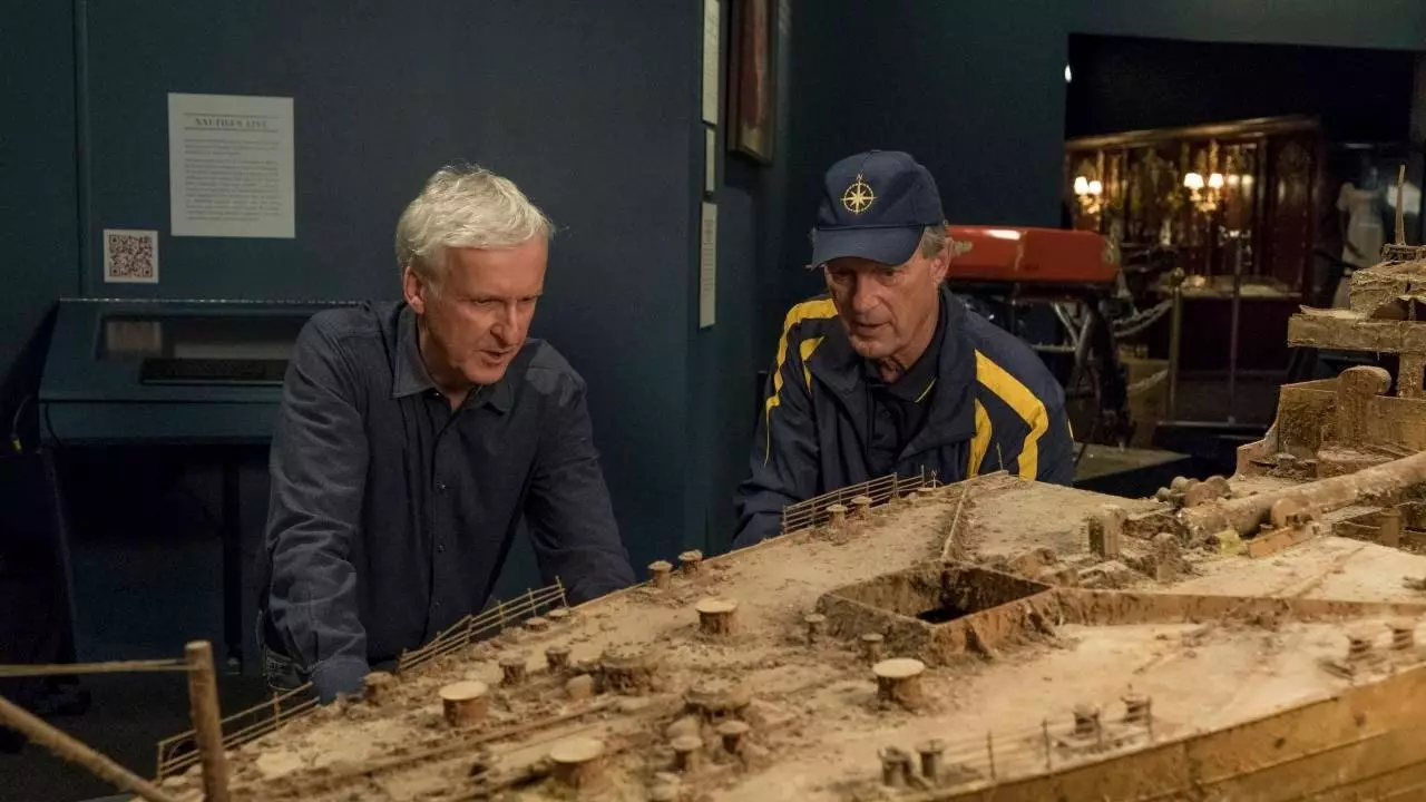 James Cameron studerar en modell av Titanic