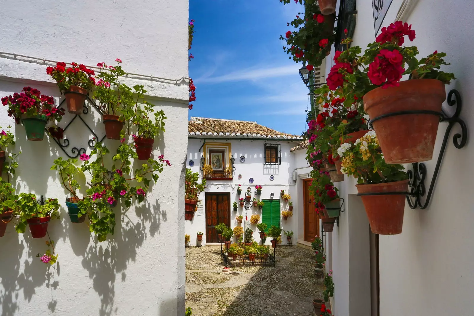 La Subbtica에서 가장 아름다운 마을 중 하나인 Villa de Priego de Córdoba 지역의 꽃이 만발한 전형적인 거리...