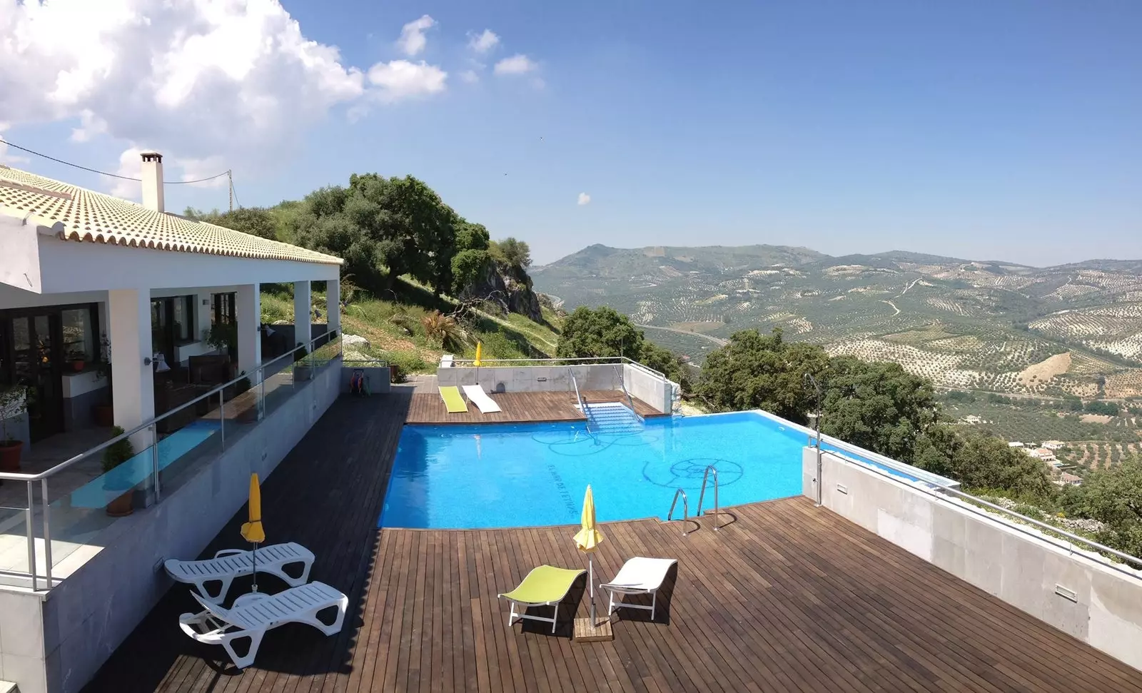 Servindo uma piscina infinita com vista para os olivais de Córdoba em Los Castillarejos.