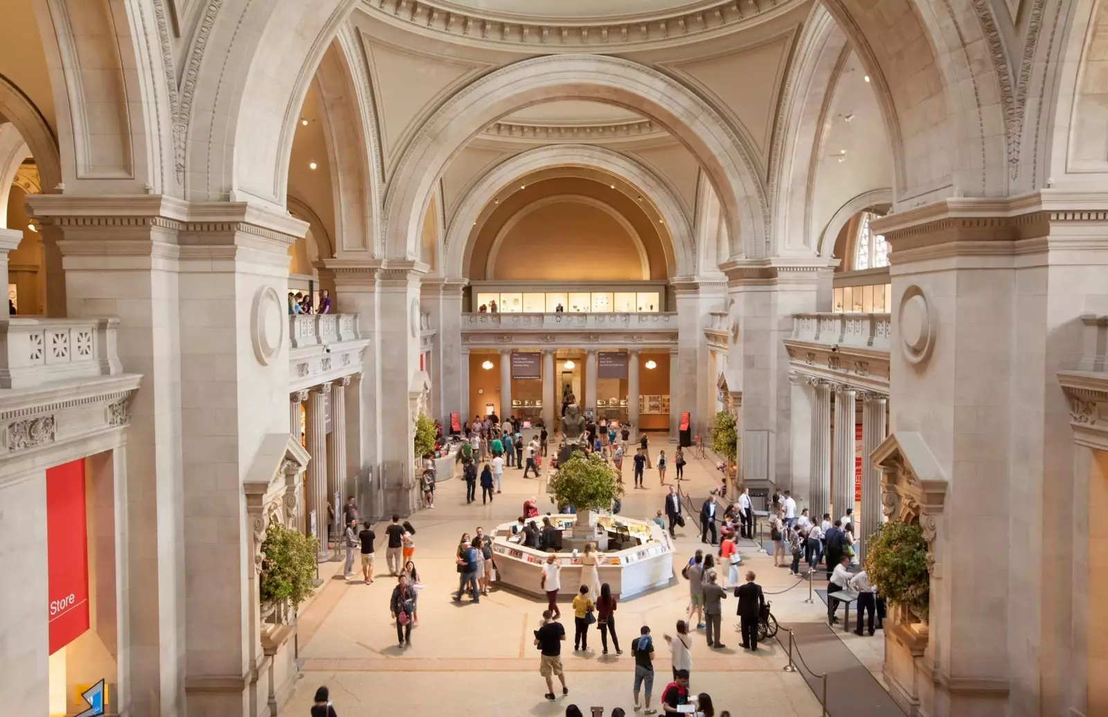 L'entrée magnanime du MET est décorée de fleurs naturelles inspirées des œuvres d'art du musée