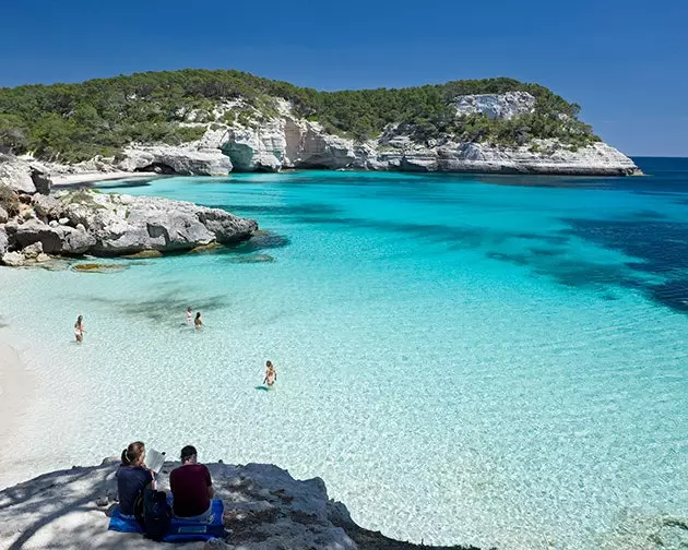 Engelsiz koylar ve ilkbaharda Menorca'ya seyahat etmek için 19 başka neden