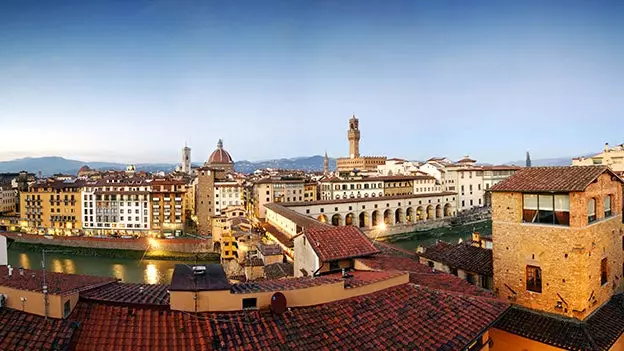 Florence de l'autre côté de l'Arno : il faut obligatoirement traverser le Ponte Vecchio