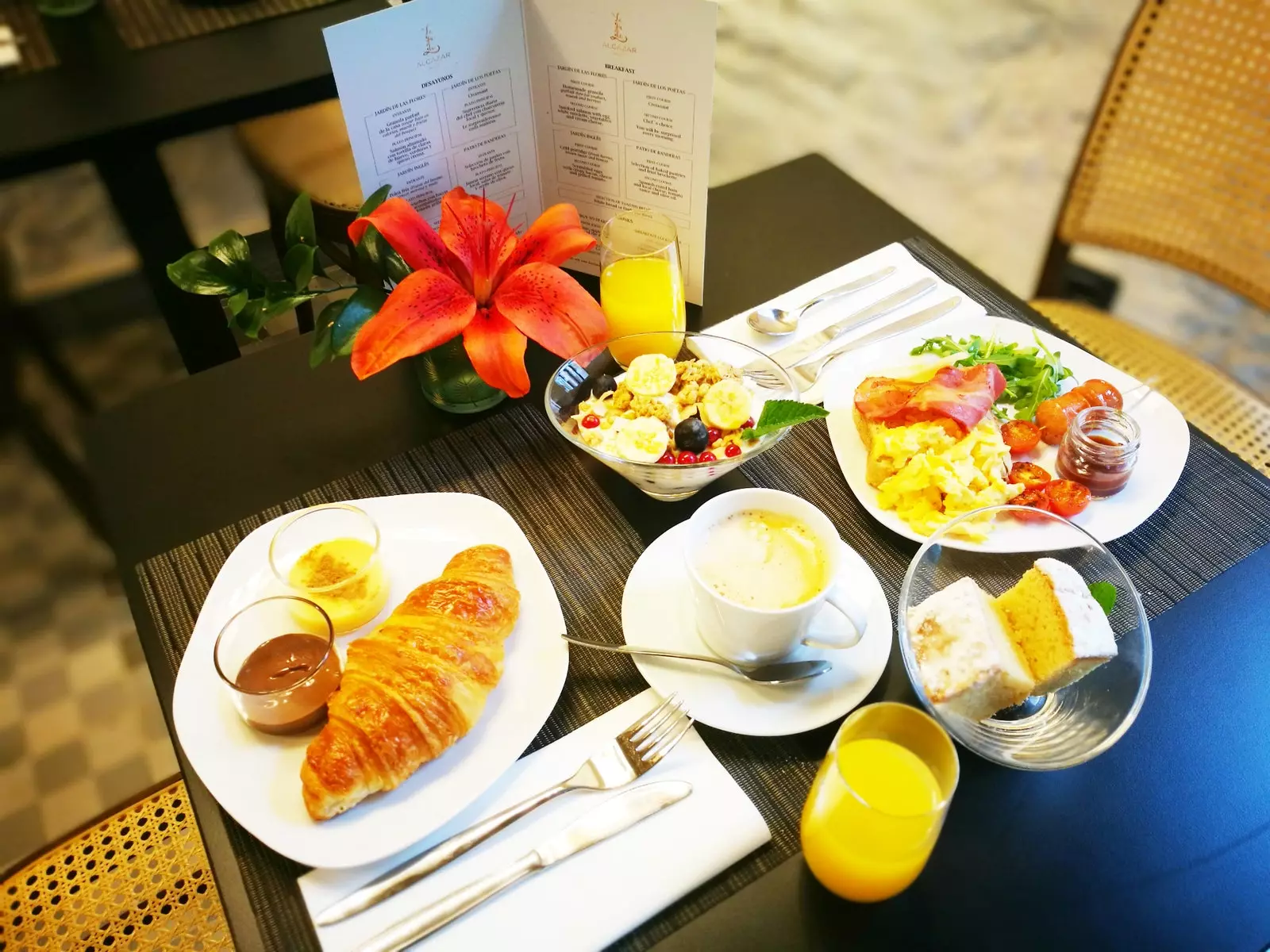 Sarapan a la carte dan pribadi di hotel Legado Alczar.