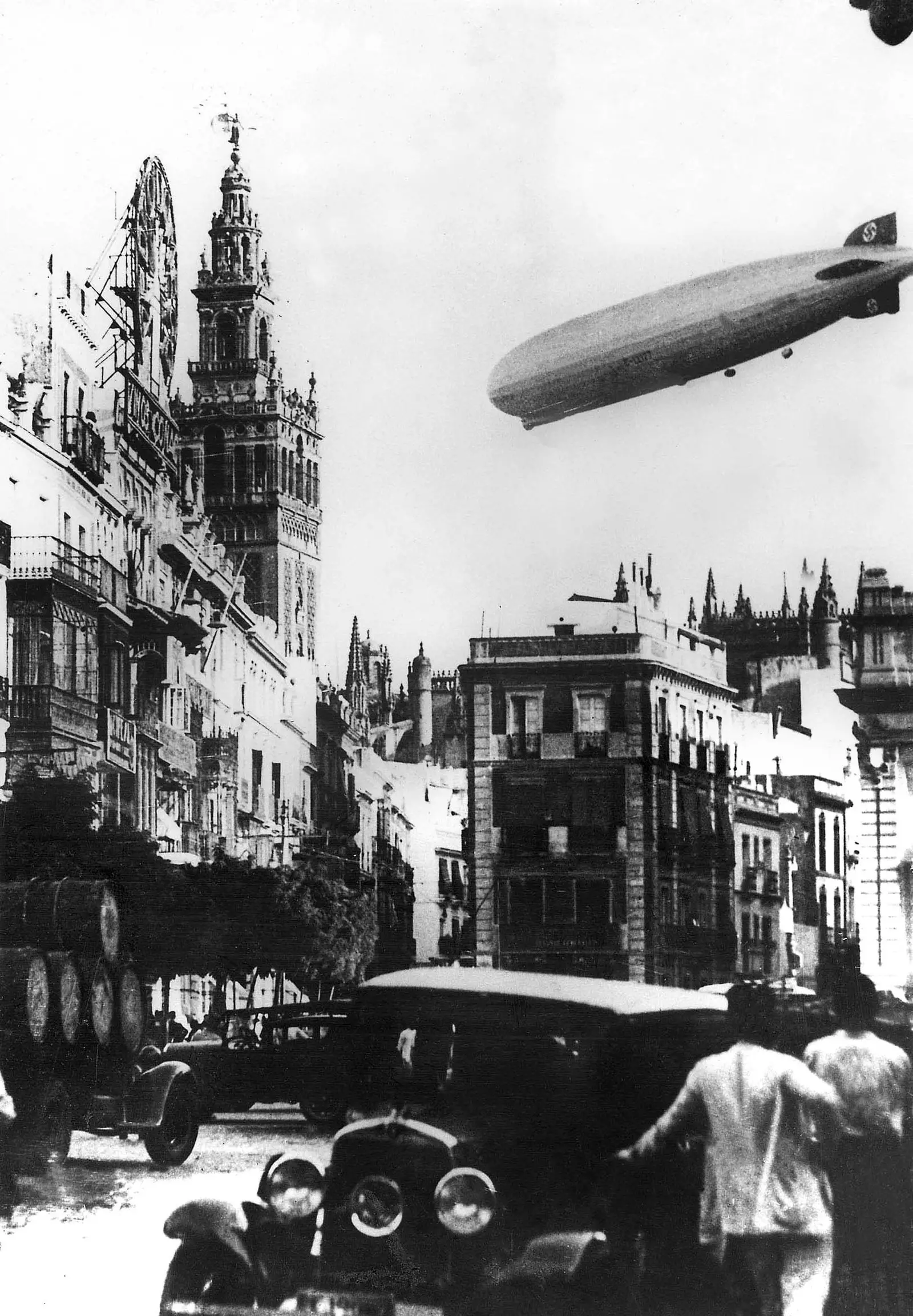 En zeppelin flyver over Sevilla i 1929