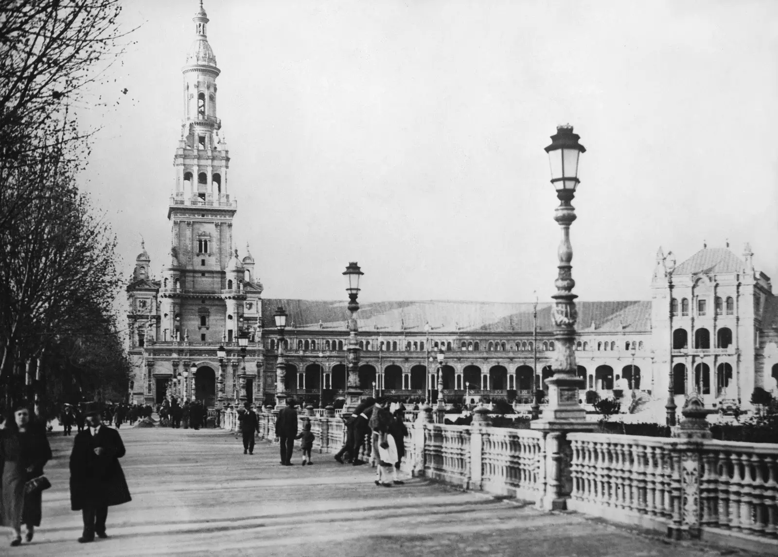 Barnevogner gjennom Plaza de España i Sevilla