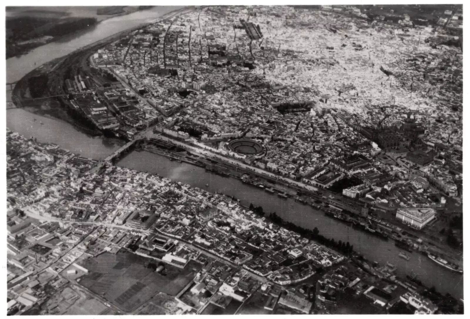 Luchtfoto van Sevilla uit 1929 vanuit een Zeppelin