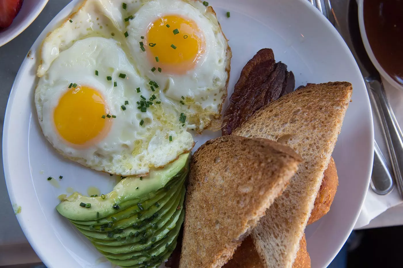 Telur goreng dengan bacon dan alpukat di Five Leaves