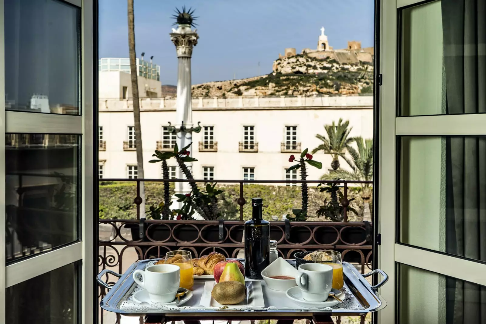 Ein Frühstück mit Blick auf die Alcazaba.