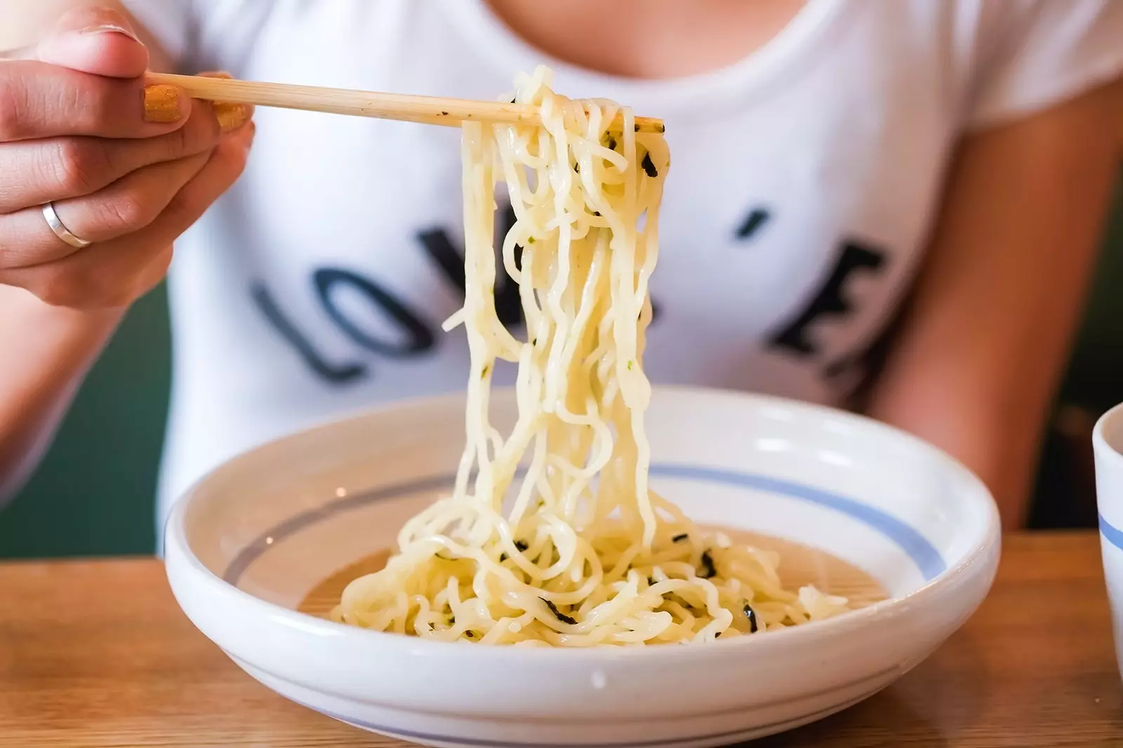 An físeán le foghlaim conas chopsticks a úsáid go maith