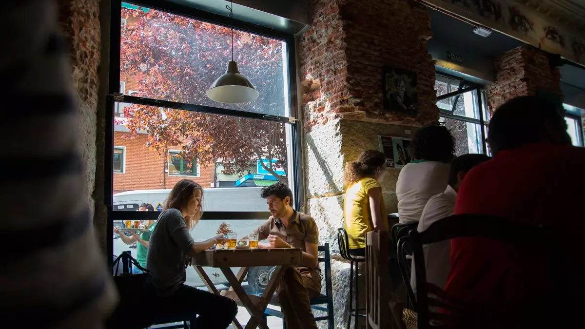 Essen von der Speisekarte in Lavapiés