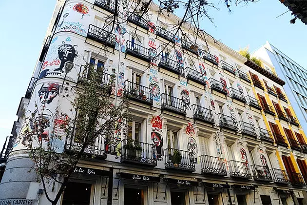 Façade artistique au confluent des rues Campoamor et Orellana