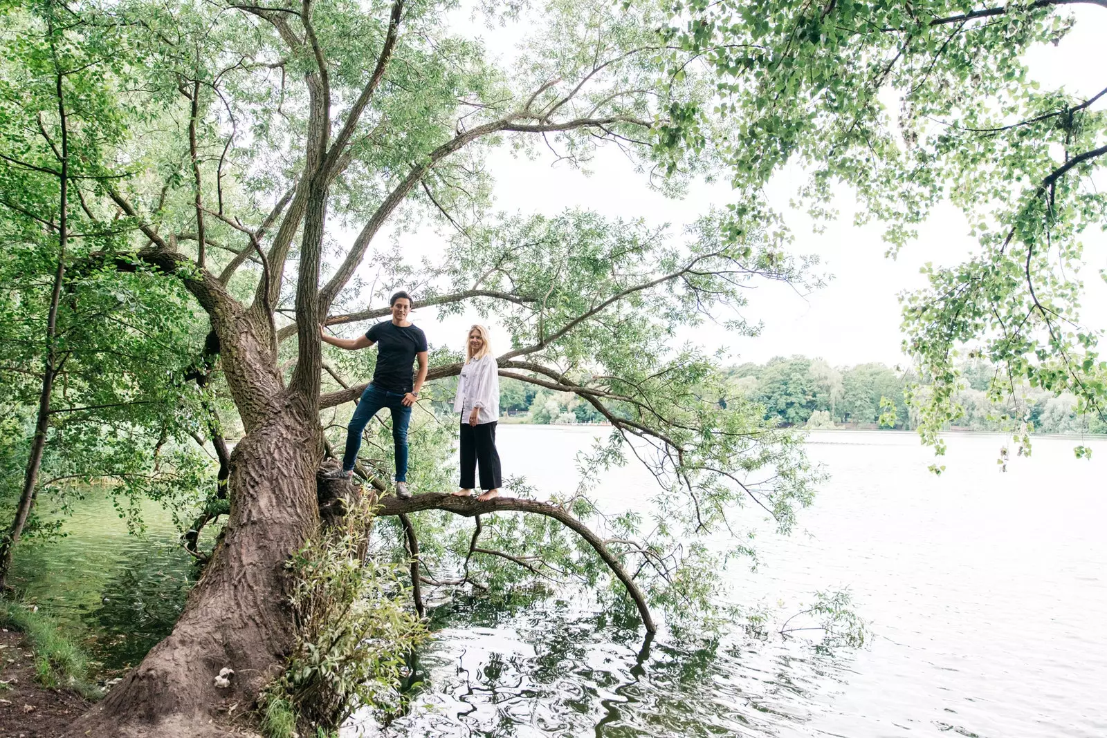 A editora Karoline Rosina e seu parceiro em um lago perto de Berlim.