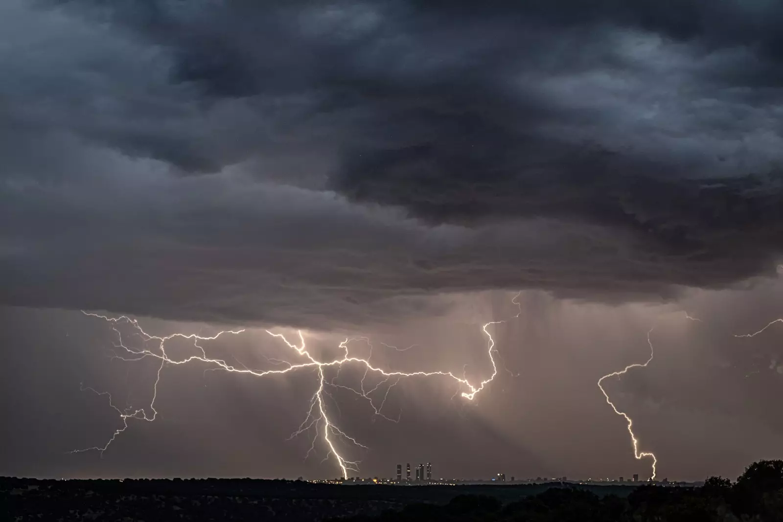 Imponerende elektrisk storm på profilen af tårnene