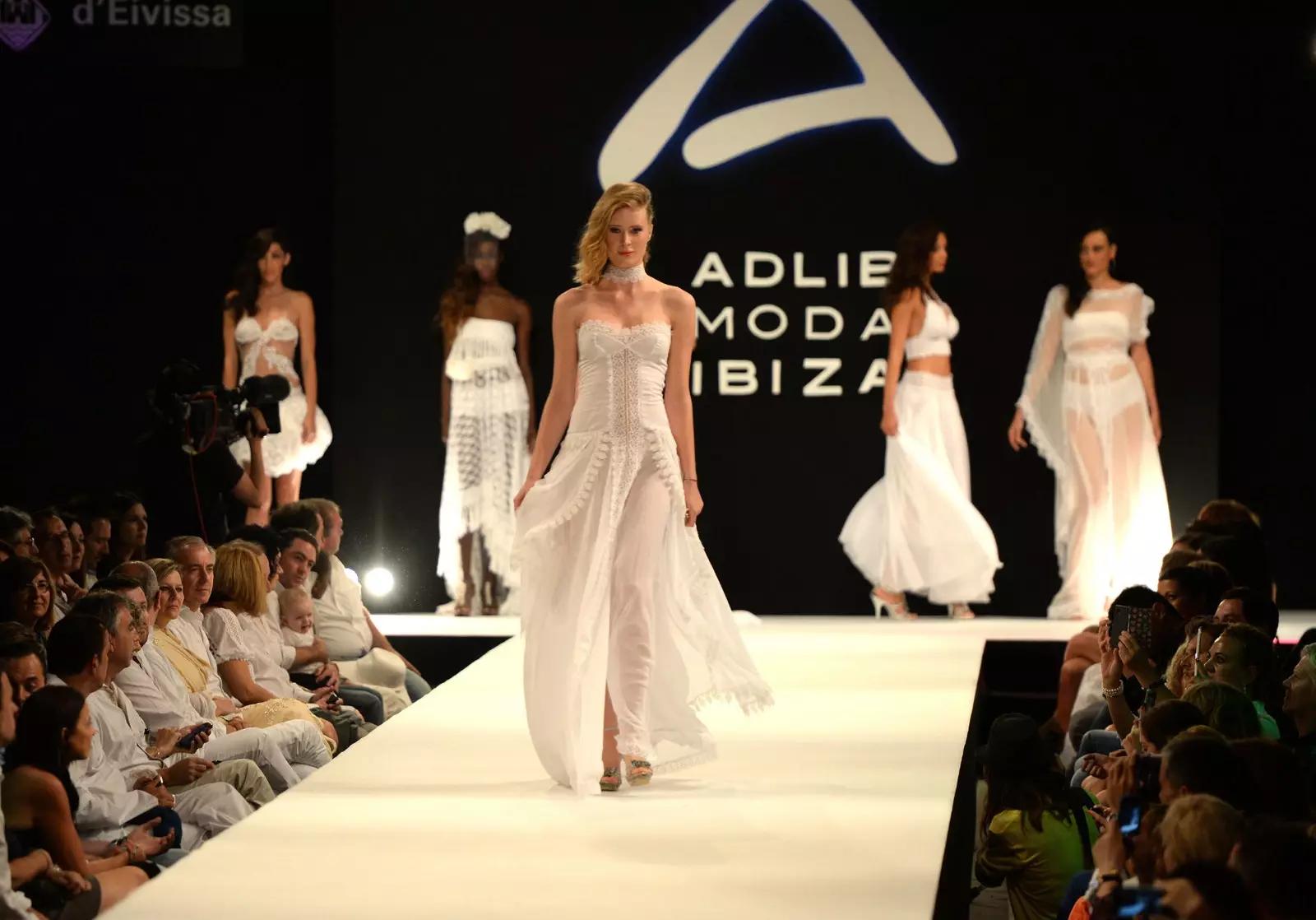 Tá an catwalk Adlib Ibiza 50 bliain d’aois.