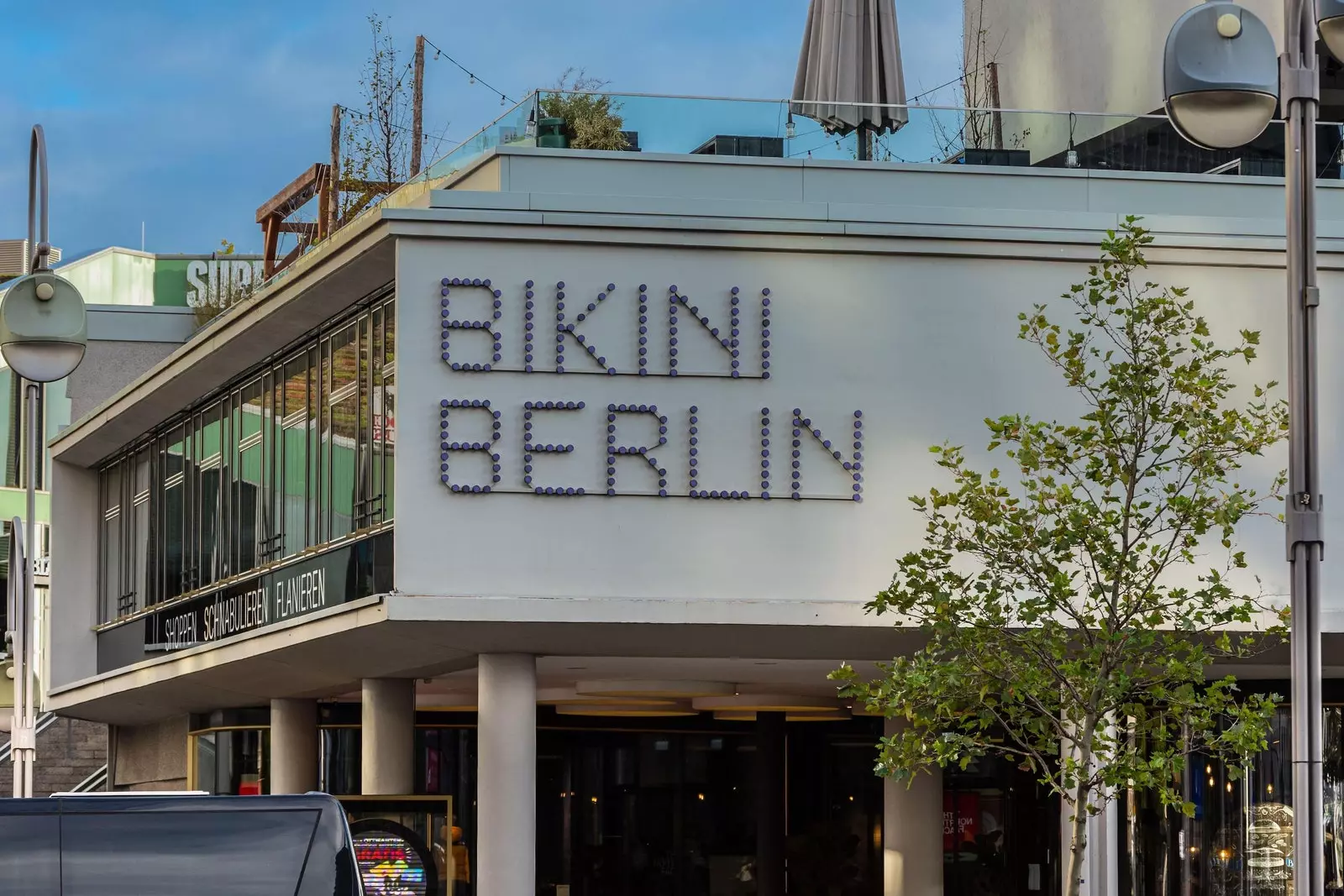 Bikini Berlin Akafszenter Schëld.