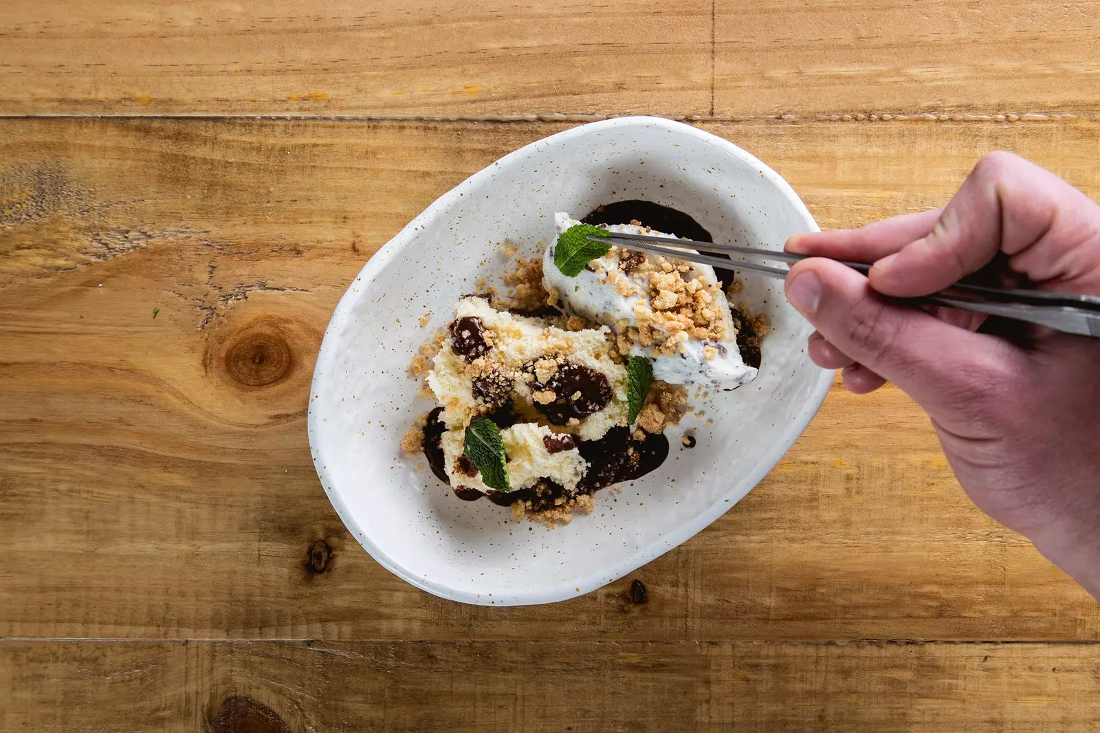 Dessert av färsk fårricotta och äppelsmula