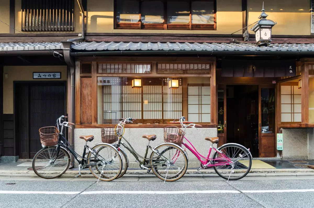 典型的な「町家」の前の自転車