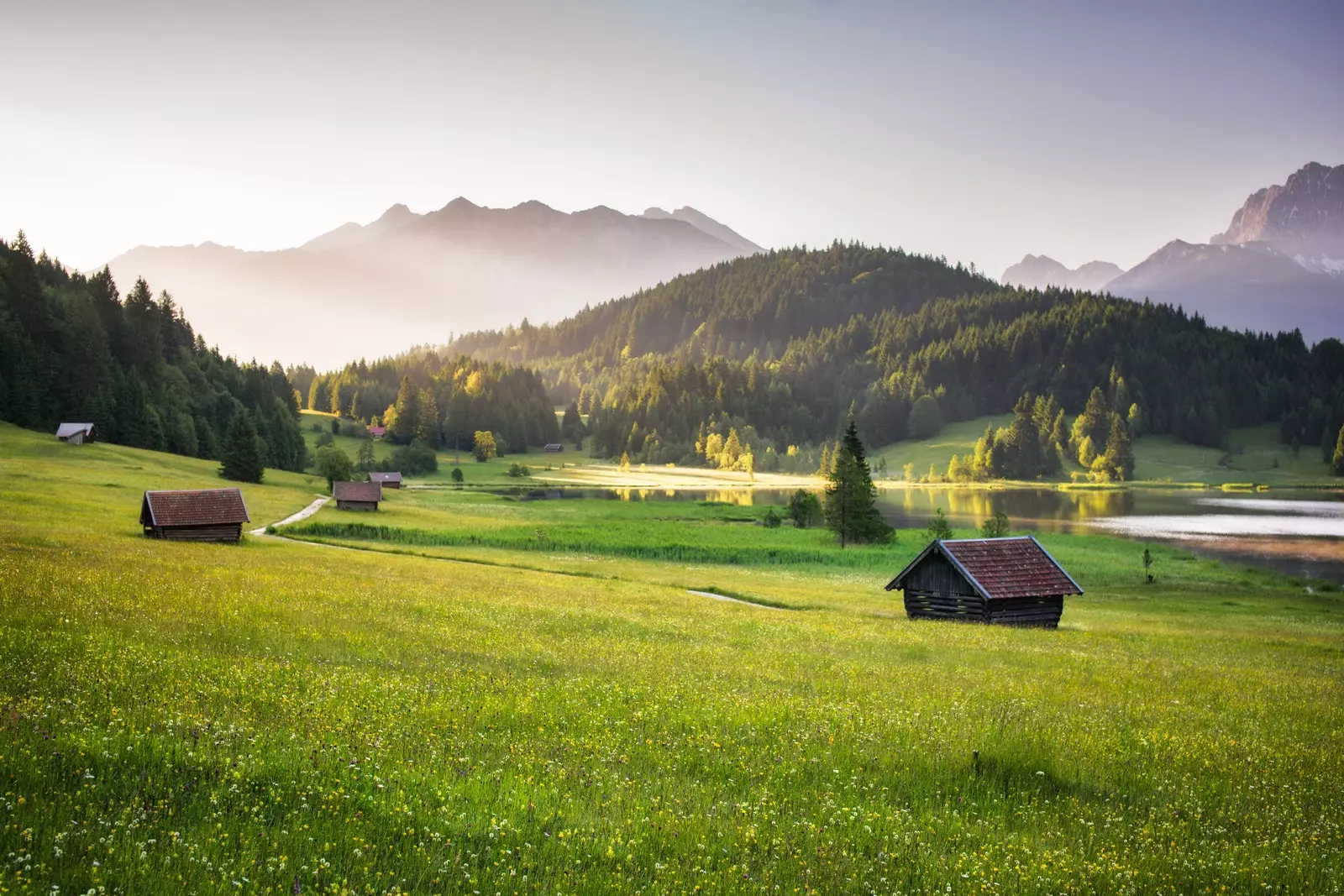 Wschód słońca w Alpach.