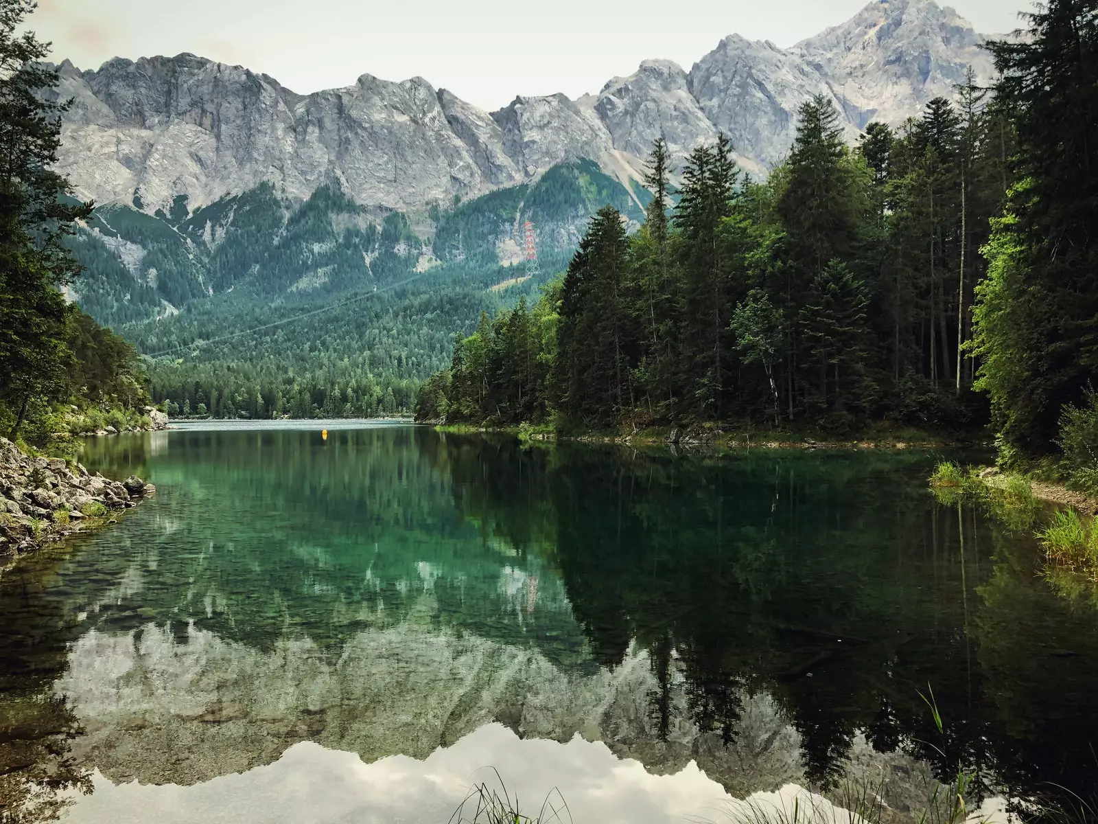 Os Alpes refletidos no Lago Eibsee.